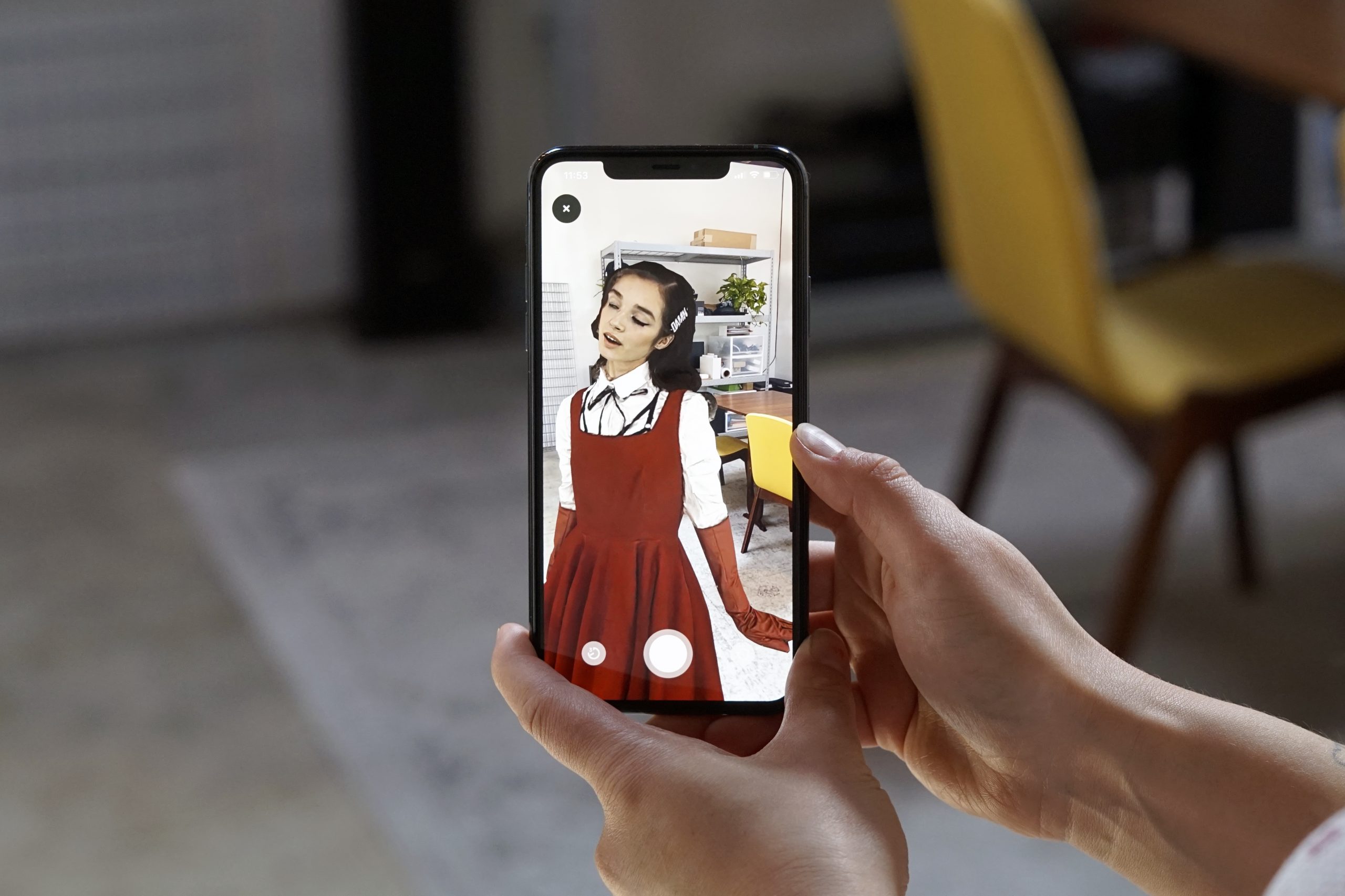 La startup Jadu, elle, se positionne principalement sur la création d'avatar virtuel d'artistes. Ce studio basé à Los Angeles capte l'apparence virtuelle des artistes pour la recréer et la transformer dans un environnement 3D. Le but ? Permettre aux artistes de réutiliser cette captation d'images virtualisées dans d'autres contextes, comme pour Andy, le chanteur du groupe de metalcore américain Crown The Empire, comme l'indique le site Alt Press. Dans ce cas précis, l'avatar virtuel permet aux fans de pouvoir danser à côté d'Andy grâce à une fonctionnalité en réalité augmentée : le fan enregistre son environnement avec la caméra de l'iPhone, puis y place l'hologramme, avant d'ensuite s'enregistrer en train de danser à ses côtés.