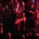 photographie d'un concert avec des gens dans la fosse
