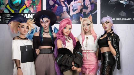 Le groupe K/DA compte actuellement 10 fois plus de monthly listeners sur Spotify. Un succès dû à des featurings avec nombre d'artistes reconnus tel qu'Aluna ou bien l'autre groupe phare de K-pop Twice. Un succès aussi dû à la nature des membres du groupe, au-delà des avatars.