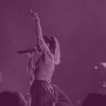 Photographie d'une chanteuse, avec la main levée
