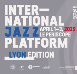 Peut être une image de 2 personnes, saxophone et texte