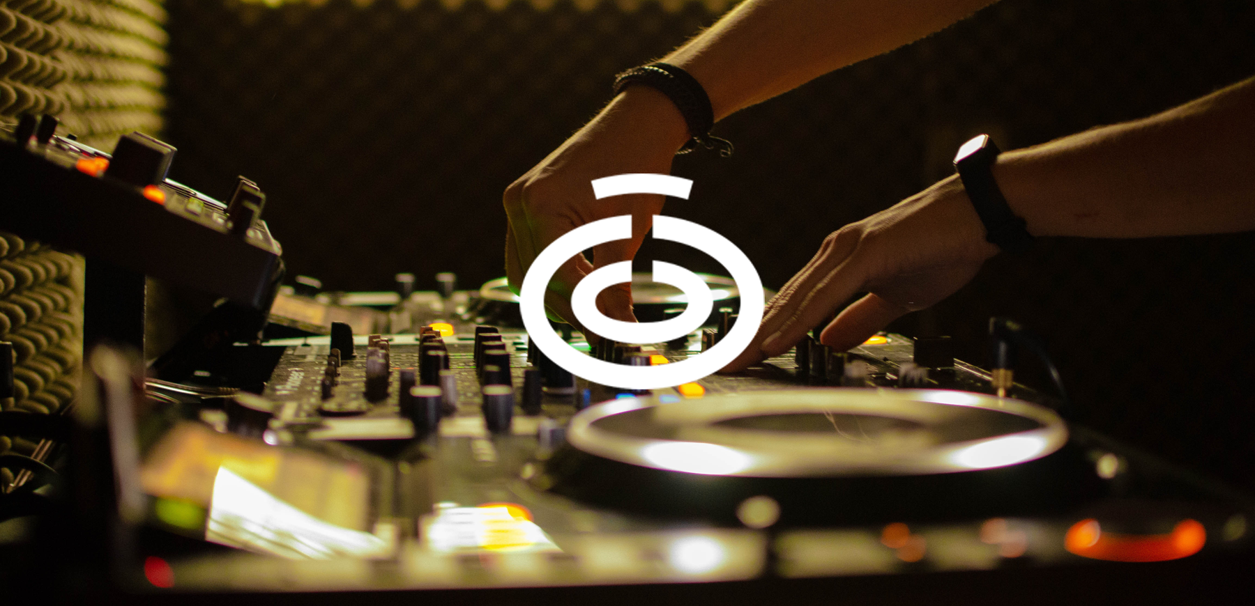 main sur une table de mixage